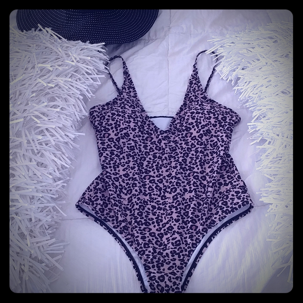 Darling leopard print one piece! Very flattering!